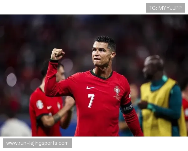 红黑七号球星是谁 他在足球界的传奇地位与影响力揭秘